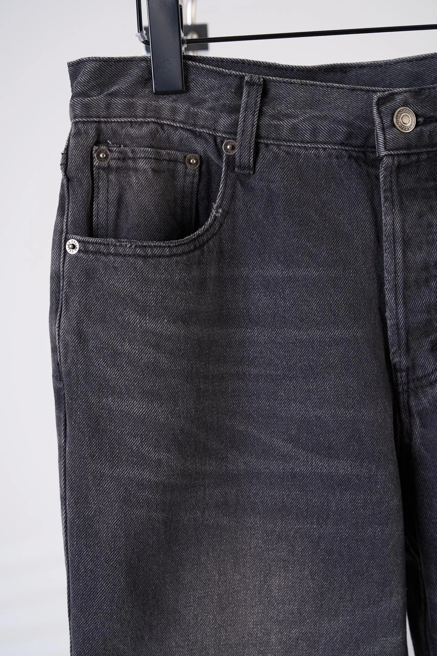 [Real auction] Celine/Celine Paris patchwork leather jeans [In Stock] 28 29 30 31 Customized ebony pattern reforged denim, stiff and stylish, comfortable and skin-friendly, carbon black fermentation dyeing fades the sharp edge, mottled whiskering texture covers the denim, interpreting the relaxed and elegant French Retro, straight silhouette, stretch and casual, continuing the classic five-pocket precision structure of denim. Five CELINE PARIS patches of different shapes are stacked vertically on the trousers. They are staggered and arranged to replicate the Retro aesthetics of past travel souvenir patches. It forms the core of the visual narrative of the garment. The CELINE leather patch is inlaid on the back waist. The identity of the family is engraved discreetly between the waists. The travel patch is used to deconstruct the brand symbol. It combines French Retro heritage and street style. It writes a luxurious and rebellious Retro attitude on the denim. It adopts patterned motorcycle stitching. Precisely control the sewing line by drawing a prototype machine to ensure the precise positioning of CELINE PARIS patches and complete alignment of horizontal and vertical lines. The prototype is accurately aligned by hand to ensure a tight opening and closing. Combination of rub-press wrinkle whisker technology and gun-painted cat whisker technology. Prioritize hand rubbing in specific areas to achieve natural wrinkle effects. Then use specific tools to draw the texture of the cat's whisker shape to create a full visual effect. Adopt purely artificial regular edge grinding process and hand-polished ablation fabric veil lines. Create a staggered hairy texture and layered depth on the edge of the bag to form a natural aged and worn texture. Use multiple horses to rub sand. Use high-pressure spray guns to rub at specific parts to achieve a local gradient effect. Then use frosting technology to create a unique texture pattern. The workmanship is extremely complex and time-consuming and labor-intensive. Stone grinding is light fermentation➕stretching and bleaching to soften. The mutual friction between pumice and clothing causes wear and fading effects on the denim surface. Combining pulling and bleaching. Make the clothes produce a certain texture and stretching effect while bleaching. Stir-fry snowballs and stir-fry salt. Prepare a special solution. Add a certain amount of dye. Soak the denim material in it to absorb the solvent. Then scrub it and dry it to further fade and oxidize it, creating a loose fit.